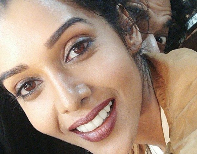 actress-anupriya-goenkas-hot-style-Photos