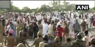 Police baton charge on Congress workers; Attack in front of Rahul, Priyanka Gandhi