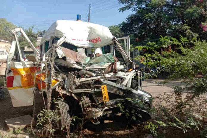 accident-to-ambulance-on-solapur-pune-national-highwaythree-people-were-killed-on-the-spot