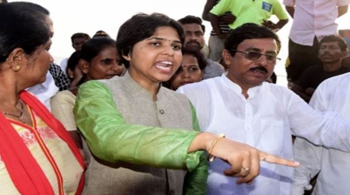 trupti-desai-was-stopped-by-police-at-supe-toll-plaza-desai-insists-on-going-to-shirdi