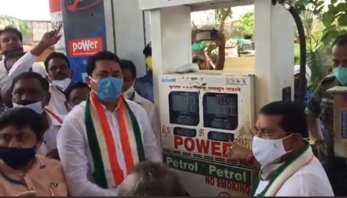 congress-members-protest-against-rising-petrol-diesel-prices-maharashtra-congress-nana-patole