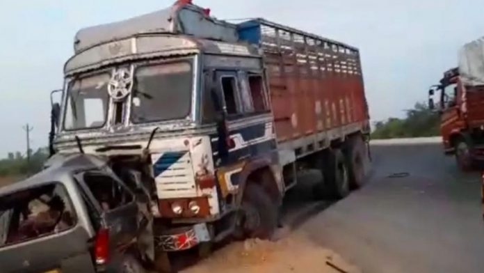 gujarat-car-and-truck-accident-near-tarapur-anand-district-10-people-died-news-update