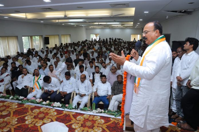 The political mood in the country has shifted; lacking any real issues, the BJP has resorted to a sinister ploy to stoke Hindu-Muslim discord over ‘Vande Mataram’—yet the Congress remains committed to the path of spreading love and unity (‘Mohabbat Ki Dukaan’): Harshvardhan Sapkal The political mood in the country has shifted; lacking any real issues, the BJP has resorted to a sinister ploy to stoke Hindu-Muslim discord over ‘Vande Mataram’—yet the Congress remains committed to the path of spreading love and unity (‘Mohabbat Ki Dukaan’): Harshvardhan Sapkal