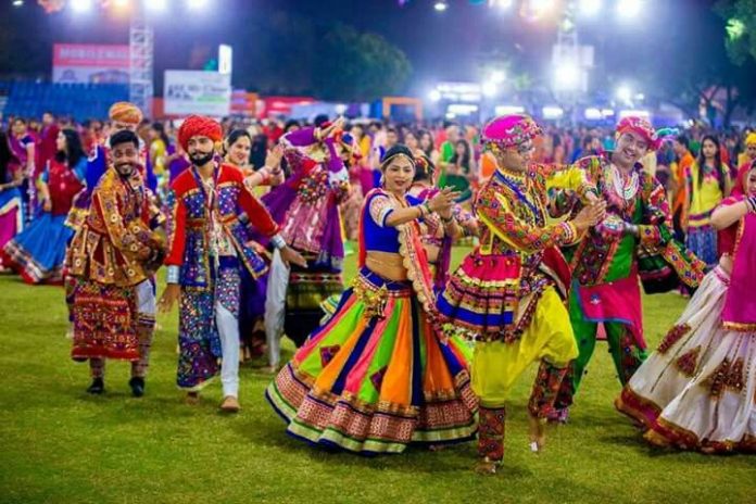 While farmers are left distressed by the drought, the ruling BJP leaders are busy with ostentatious 'events'—squandering 100 crore rupees on a Garba event: Atul Londhe
